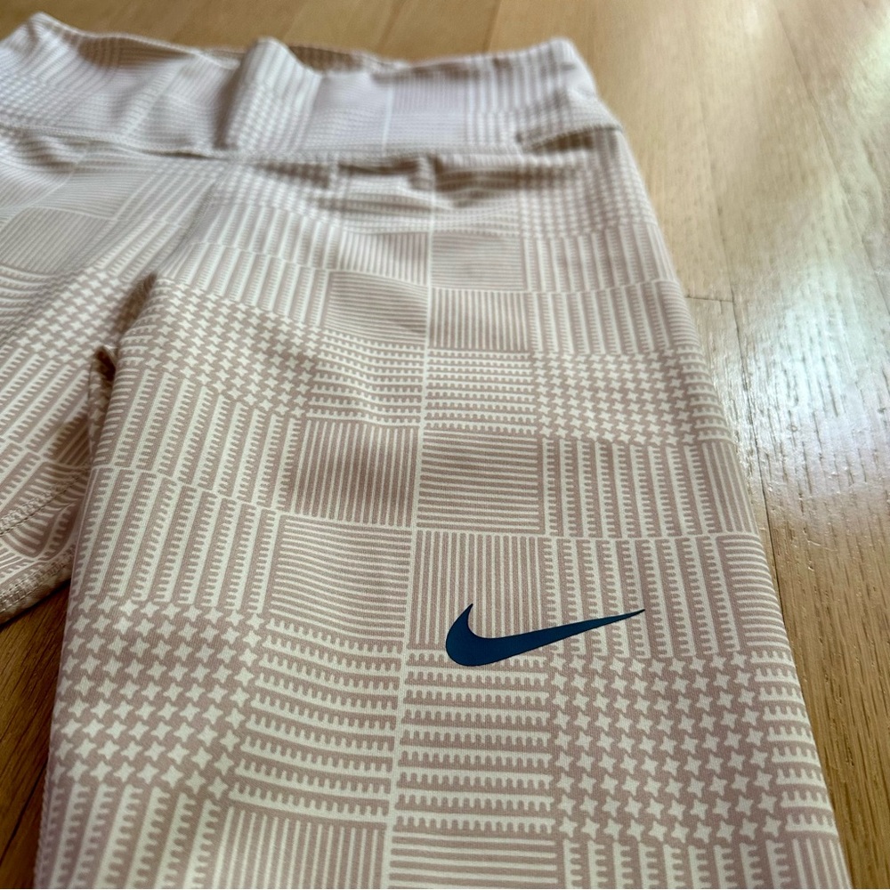 Nike - One Luxe Mid-Rise 7/8 Printed Campus Tight - Picture 3 of 15